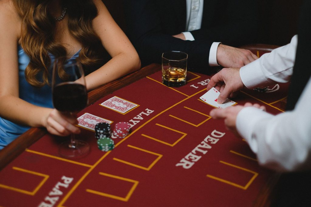 Live blackjack bruger samme grundstrategi som den digitale version