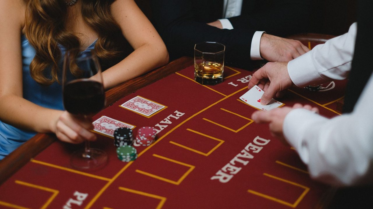 Live blackjack bruger samme grundstrategi som den digitale version